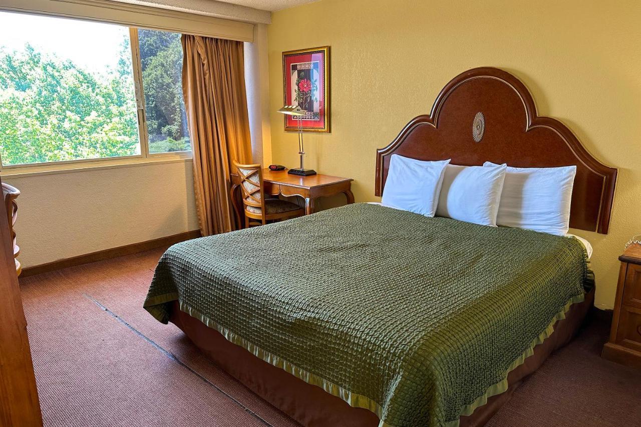 Golden Green Hotel By Oyo Charlotte Zewnętrze zdjęcie